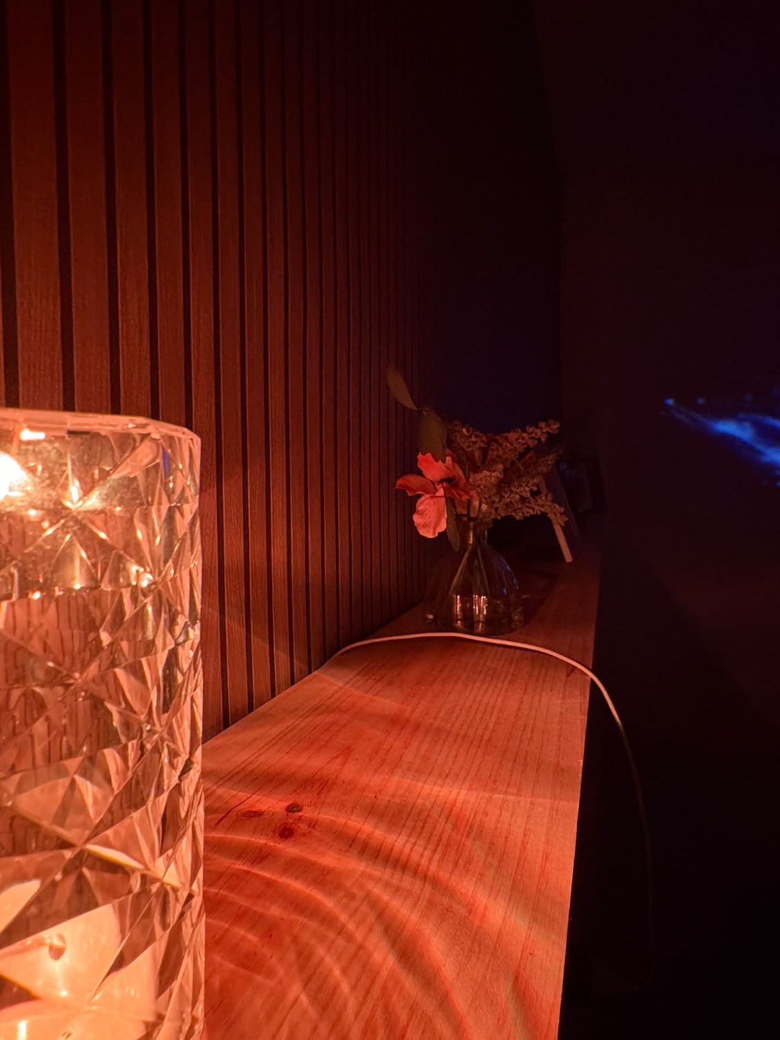 Lampe cristal et fleurs sur étagère bois